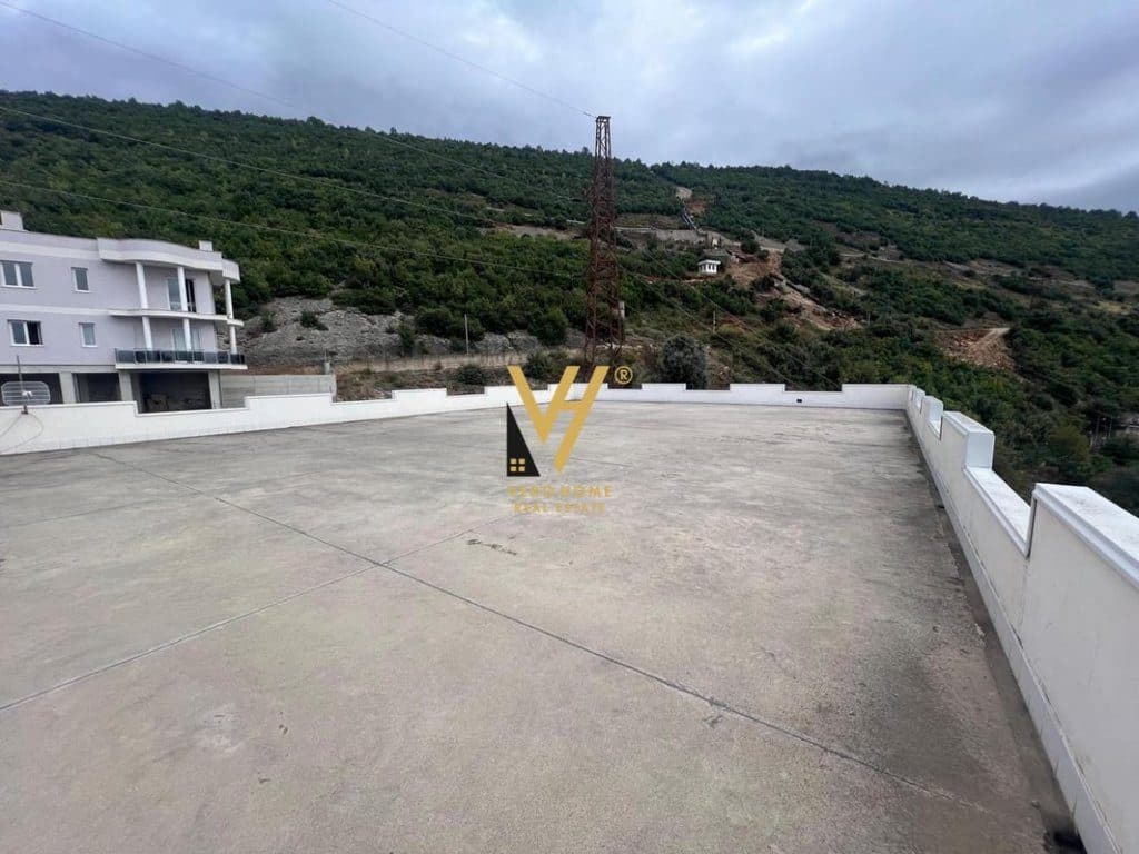 JEPET GODINE TREKATESHE 1.200 M2 ME QIRA NE LANABREGAS 2.700 EURO 4