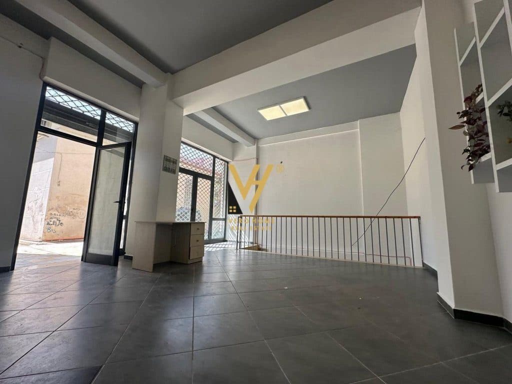 SHITET AMBJENT KOMERCIAL 386 M2 TE SHKOLLA E KUQE 350.000 EURO