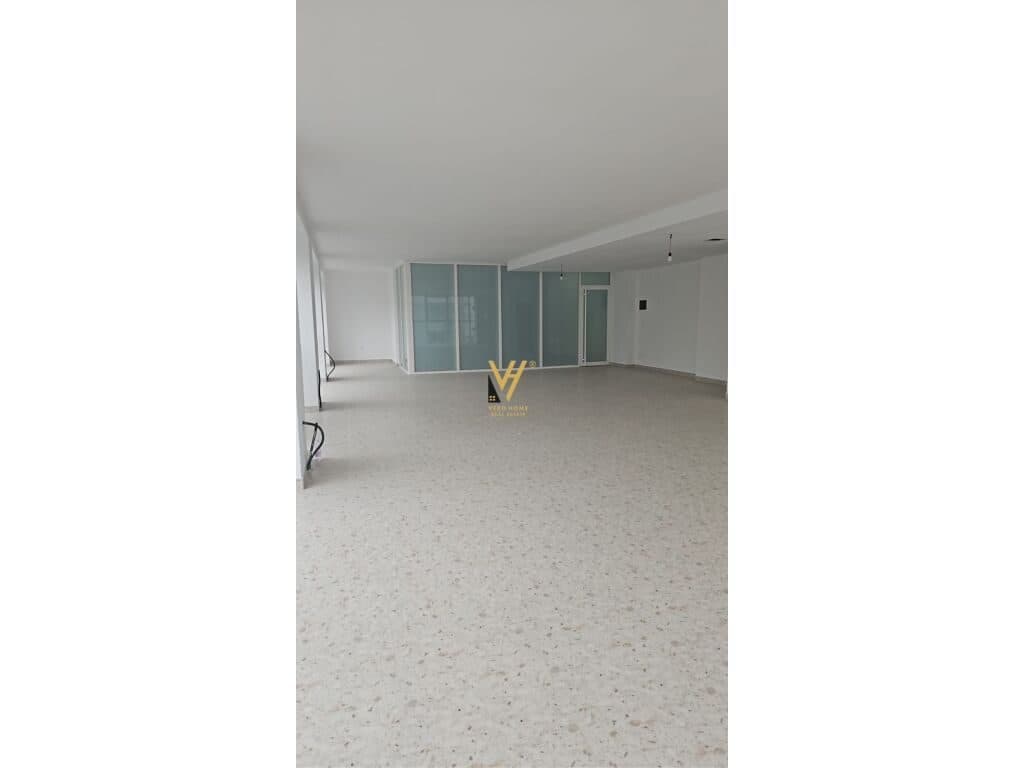 Jepet Zyre me qera te Rruga e Dibres 170 m2