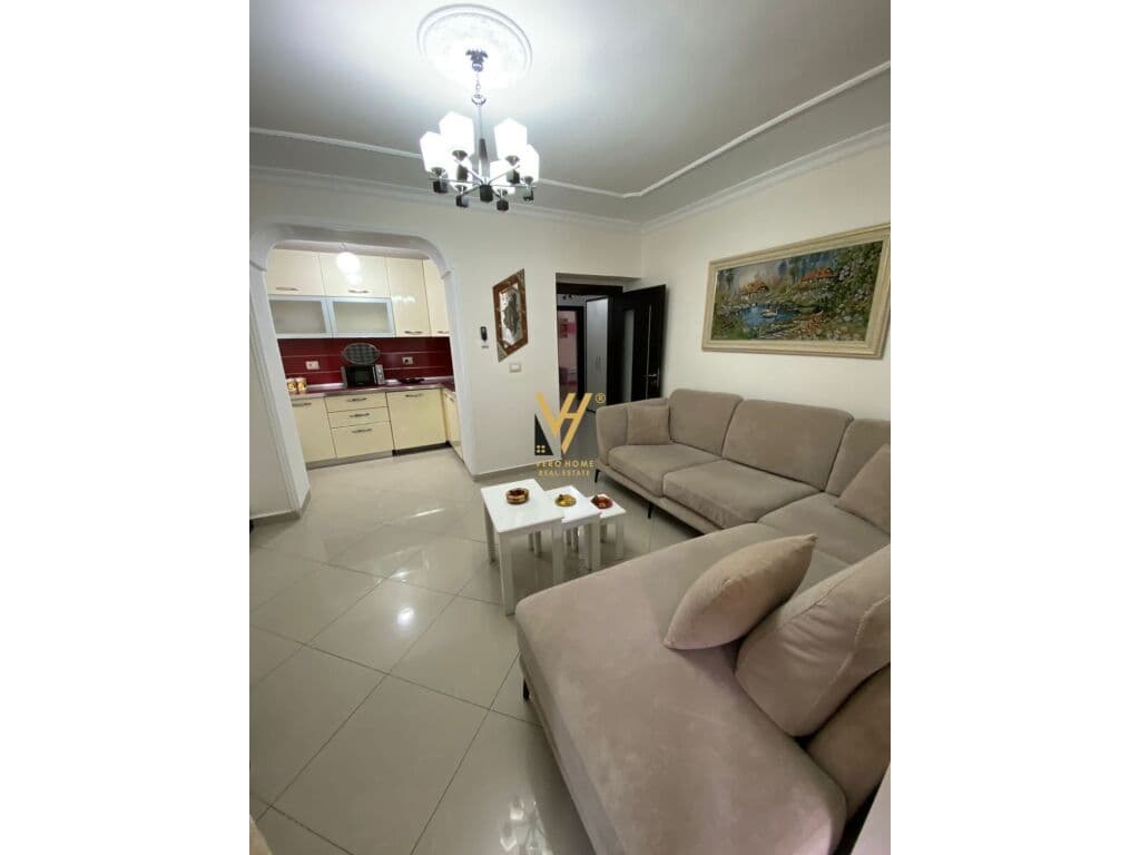 Jepet Apartament 3+1+ballkon me qera te Pazari i ri 90 m2
