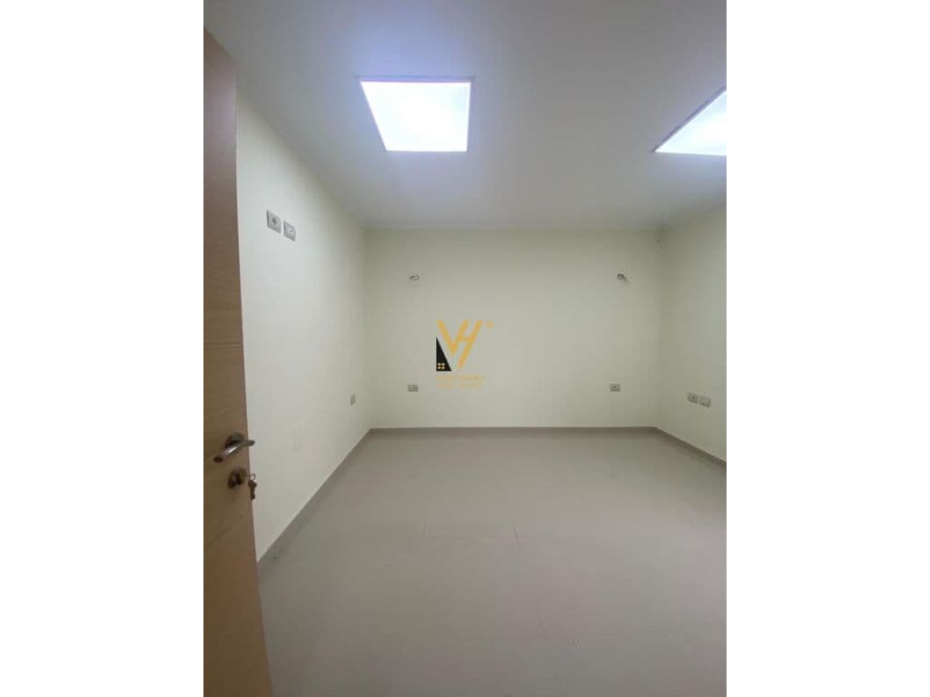 Jepet ambjent biznesi me qera te Rruga Hoxha Tahsim 60 m2 2