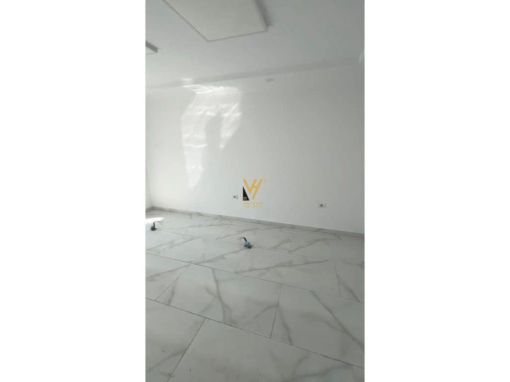 JEPET ZYRE 60 M2 ME QIRA TE RRUGA E DIBRES 60.000 LEKE 3