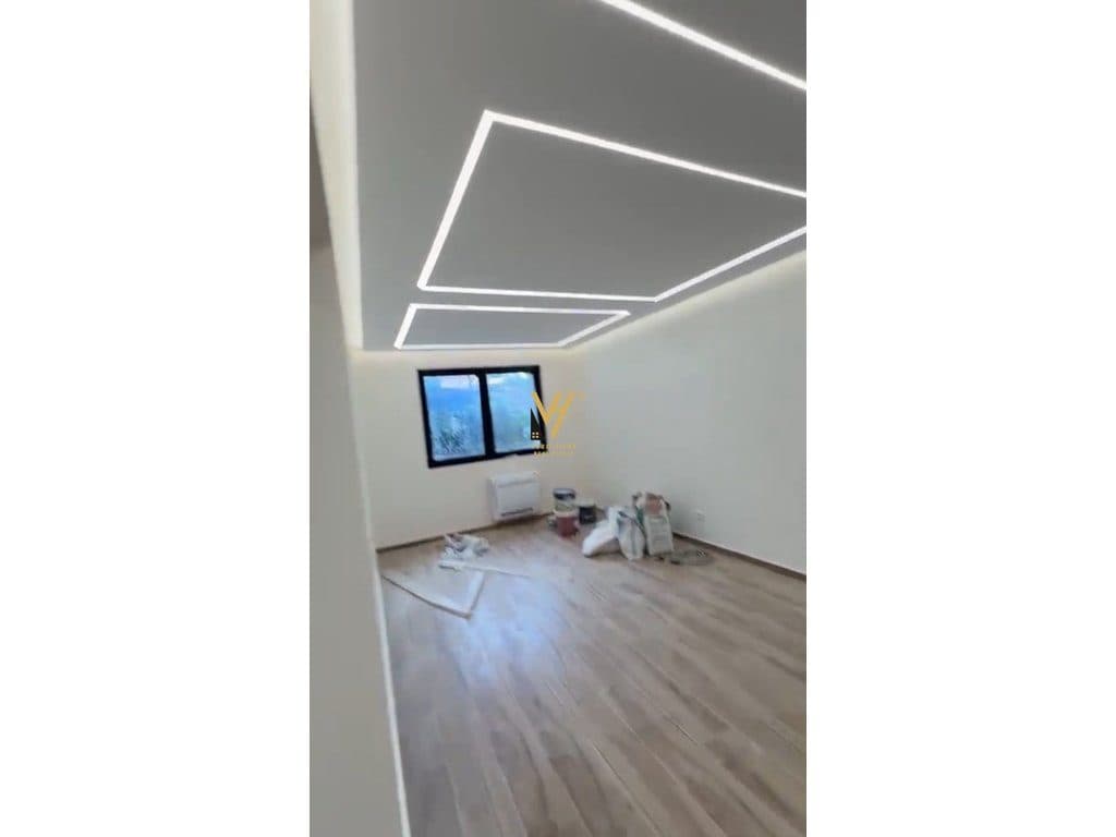 JEPET AMBIENT BIZNESI 60 M2 ME QIRA TE TREGU ELEKTRIK 800 EURO
