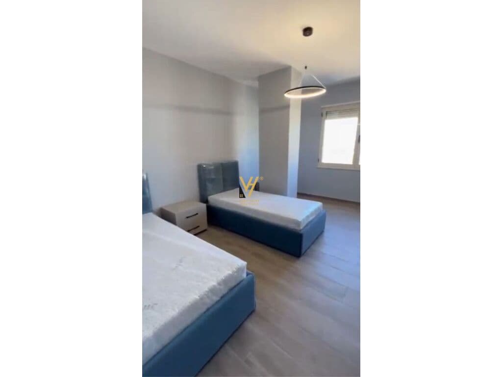 Shitet Apartament 2+1+2+ballkon pallatet Dilo , Stacioni i Trenit 241 m2 4