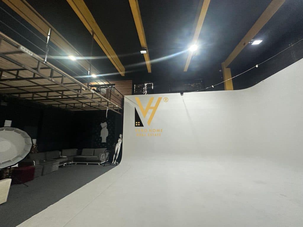 JEPET GODINE KOMERCIALE 300 M2 ME QERA TE 5 MAJI 3.000 EURO 3