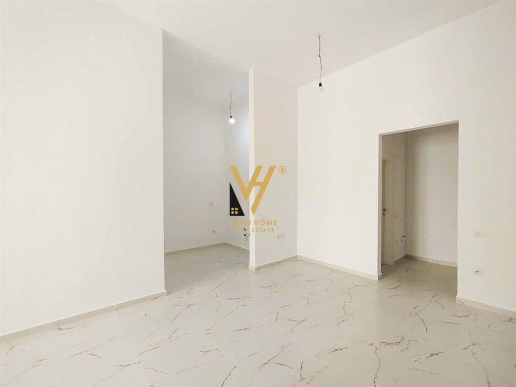 JEPET ZYRE 90 M2 ME QERA TE RRUGA MINE PEZA 800 EURO 2