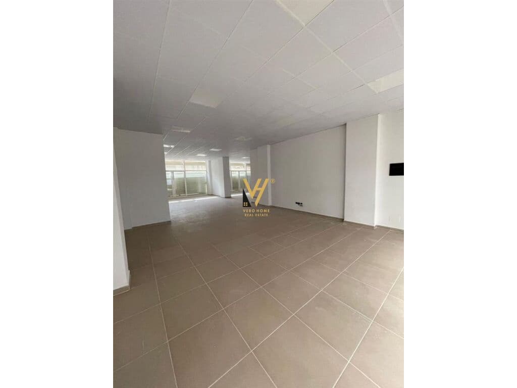 Shitet ambient komercial te Unaza e Re 256 m2 4
