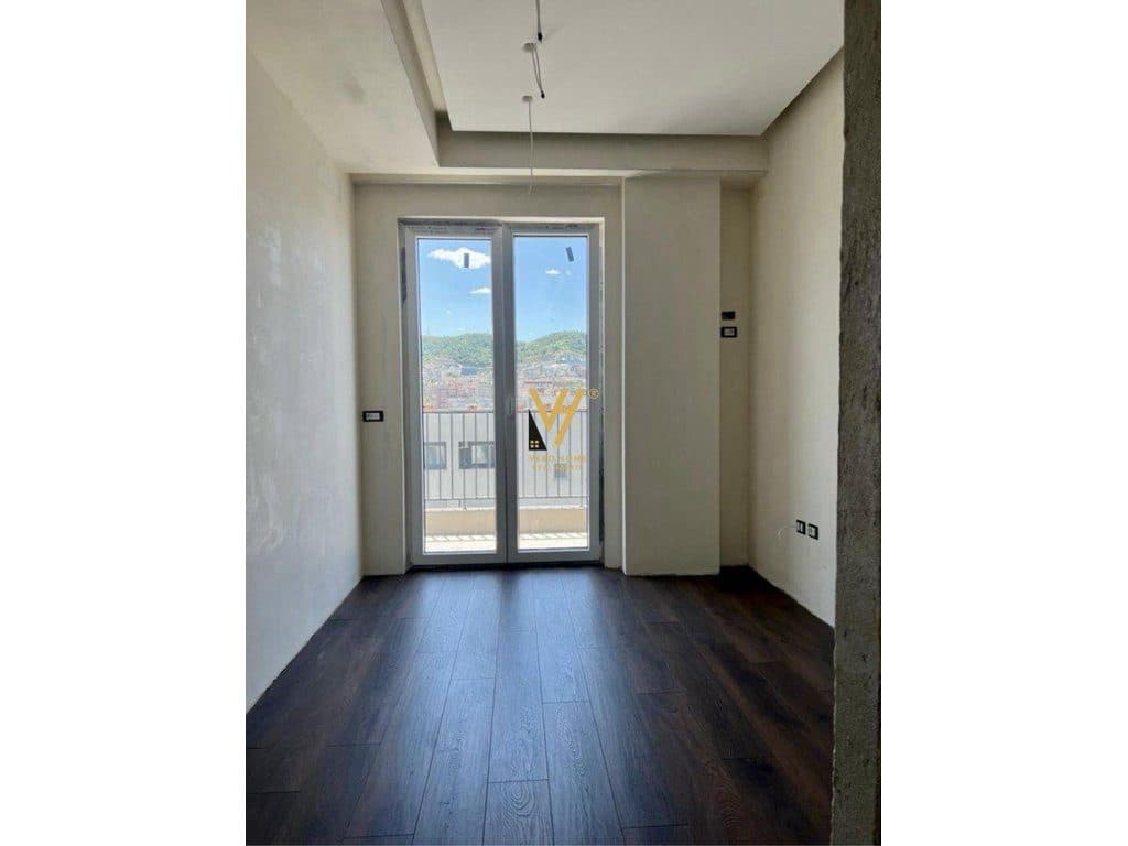 JEPET ZYRE 95 M2 ME QIRA TE KOMUNA E PARISIT 1.000 EURO 2