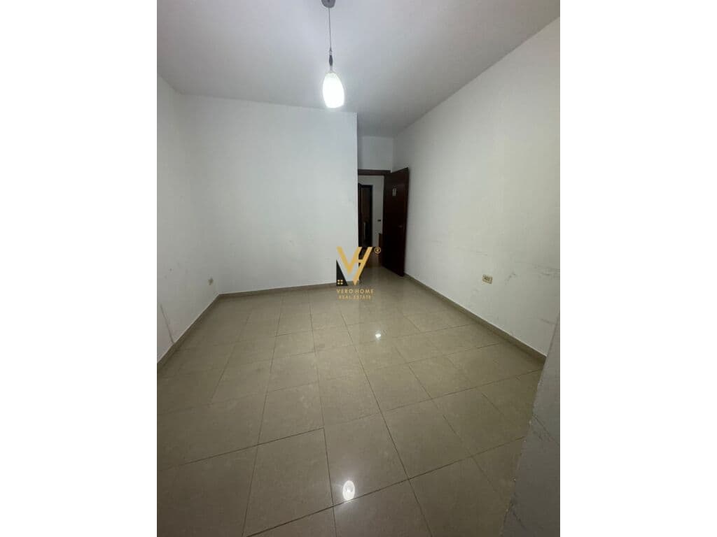 Jepet Zyre me qera te Bulevardi Zogu i Pare 160 m2 2