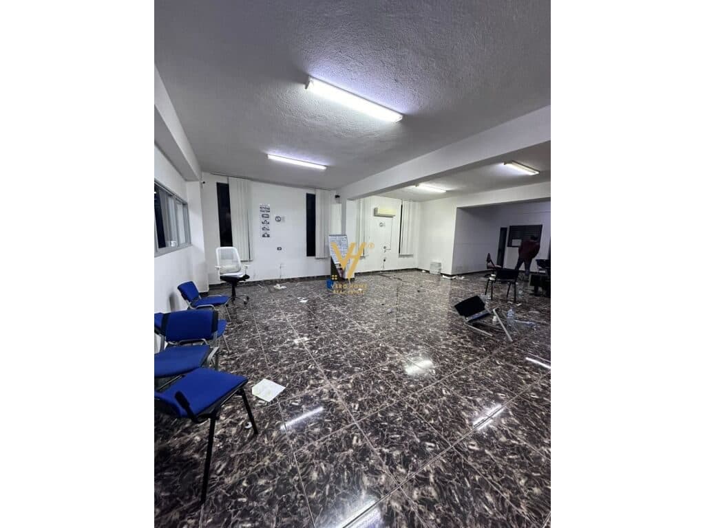 Jepet zyre me qera te Rruga e Durresit 220 m2 4