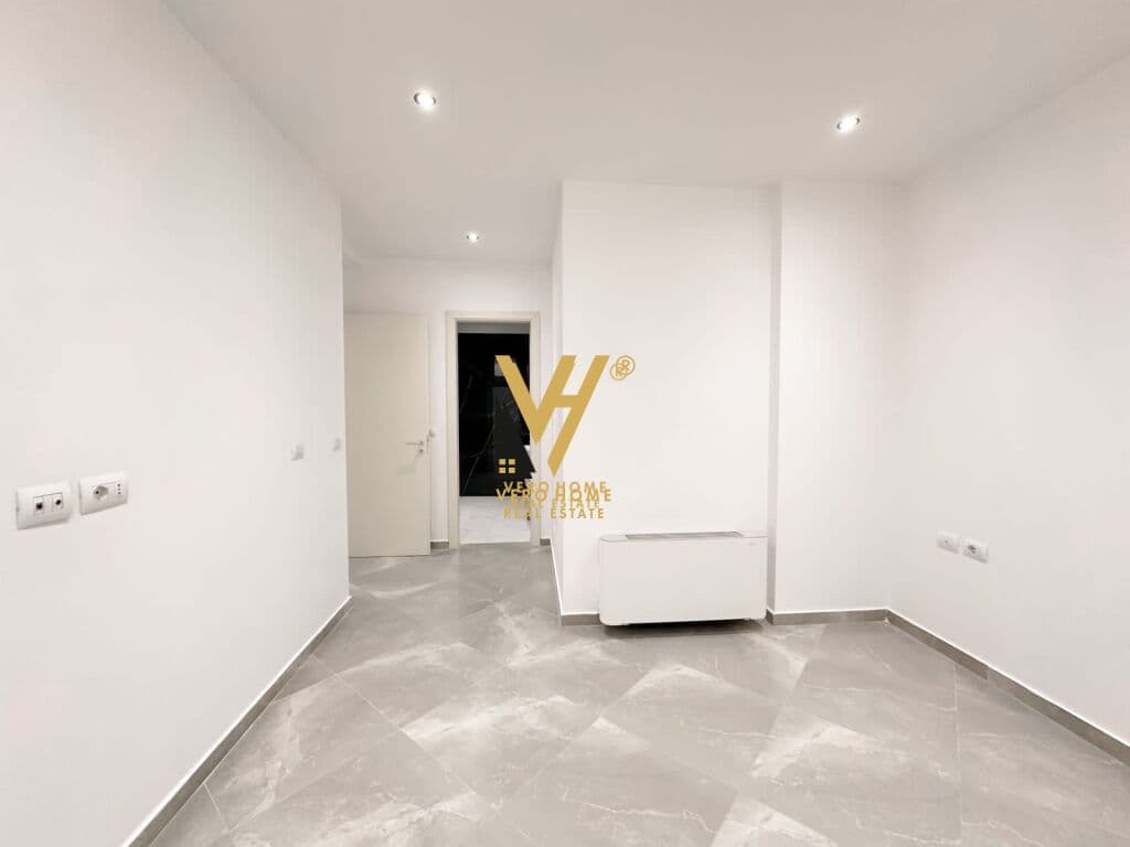 JEPET ZYRE 140 M2 ME QERA TEK RRUGA E KOSOVAREVE 1.300 EURO 3
