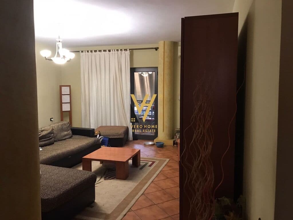 Jepet Apartament 3+1+2+ballkon me qera prane Qendres Kristal 155 m2