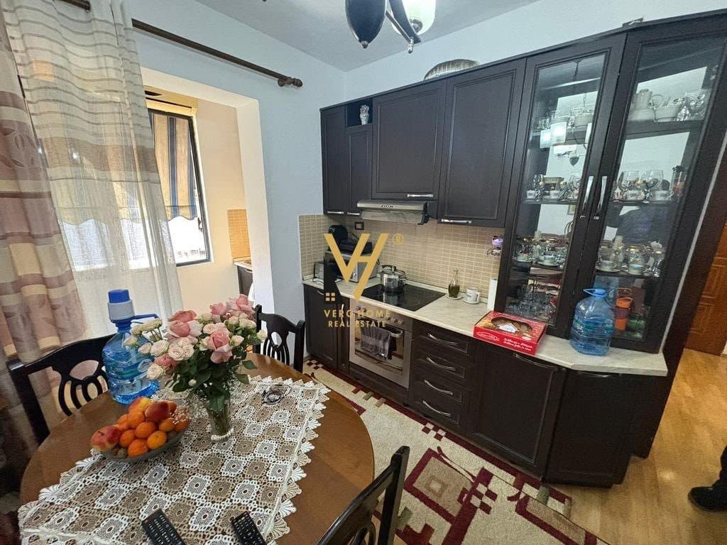 JEPET APARTAMENT 2+1 ME QIRA TE RRUGA BARDHYL 65.000 LEKE 2
