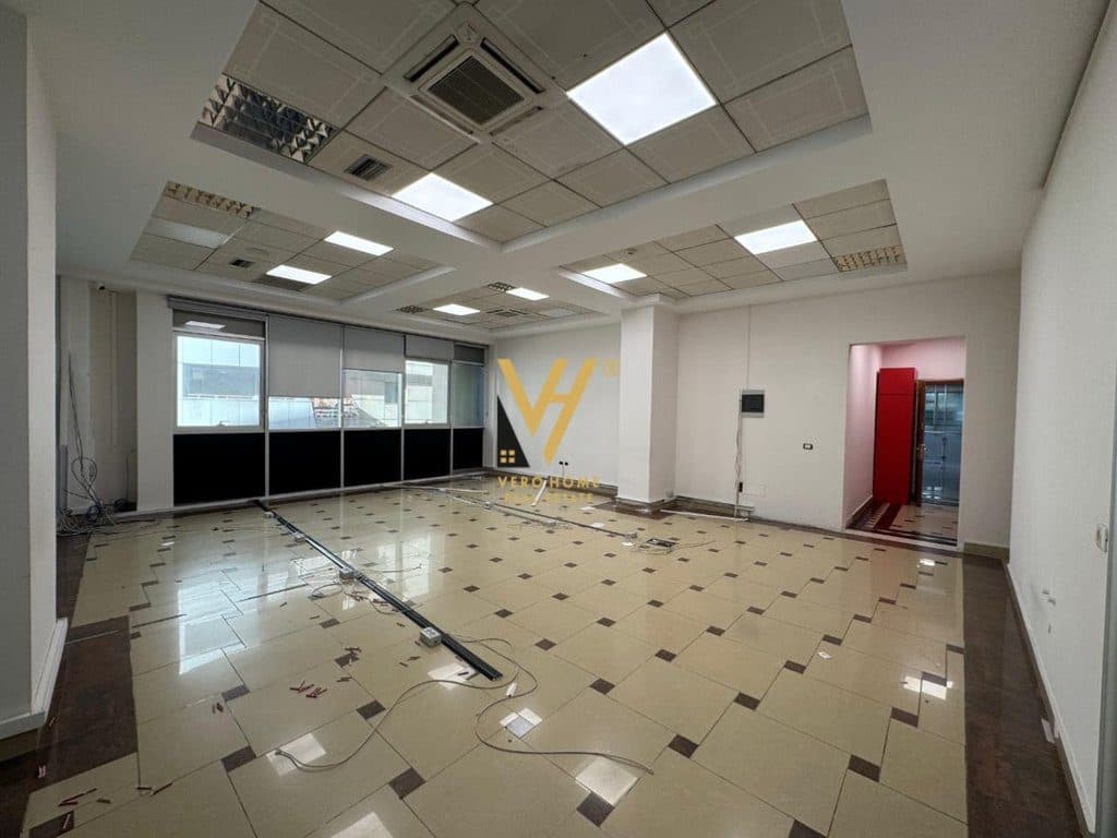 JEPET ZYRE 100M2 ME QERA TE RRUGA E BARRIKADAVE 800 EURO 1