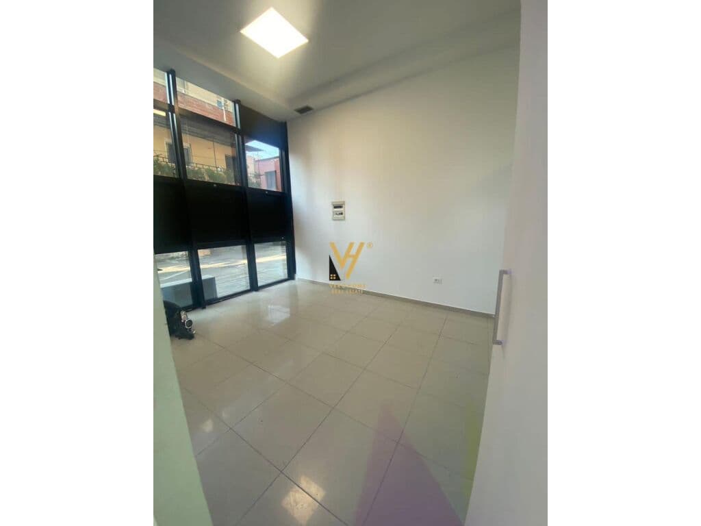 Jepet ambient biznesi me qera te Brryli 100 m2