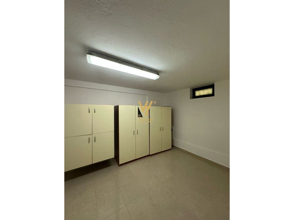JEPET AMBIENT 220M2 ME QERA TE MYSLYM SHYRI 1.750 EURO 2
