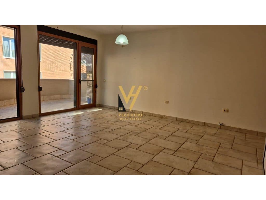 JEPET AMBIENT 140 M2 ME QERA TE RRUGA E ELBASANIT 1.600 EURO 3