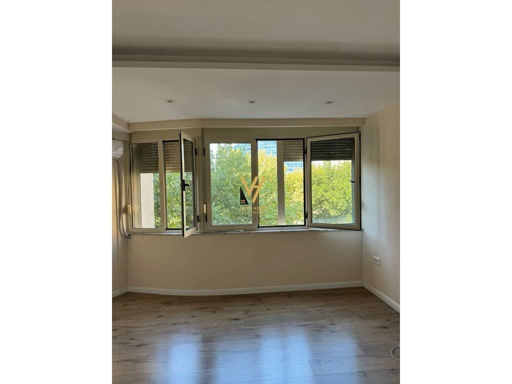 JEPET ZYRE 80 M2 ME QERA TE 9-KATSHET, QENDER 900 EURO 3