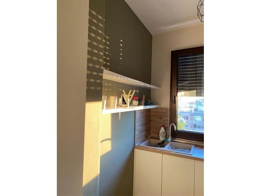 JEPET APARTAMENT 1+1+VERANDE TE RR.BARRIKADAVE 90.000 LEKE 3