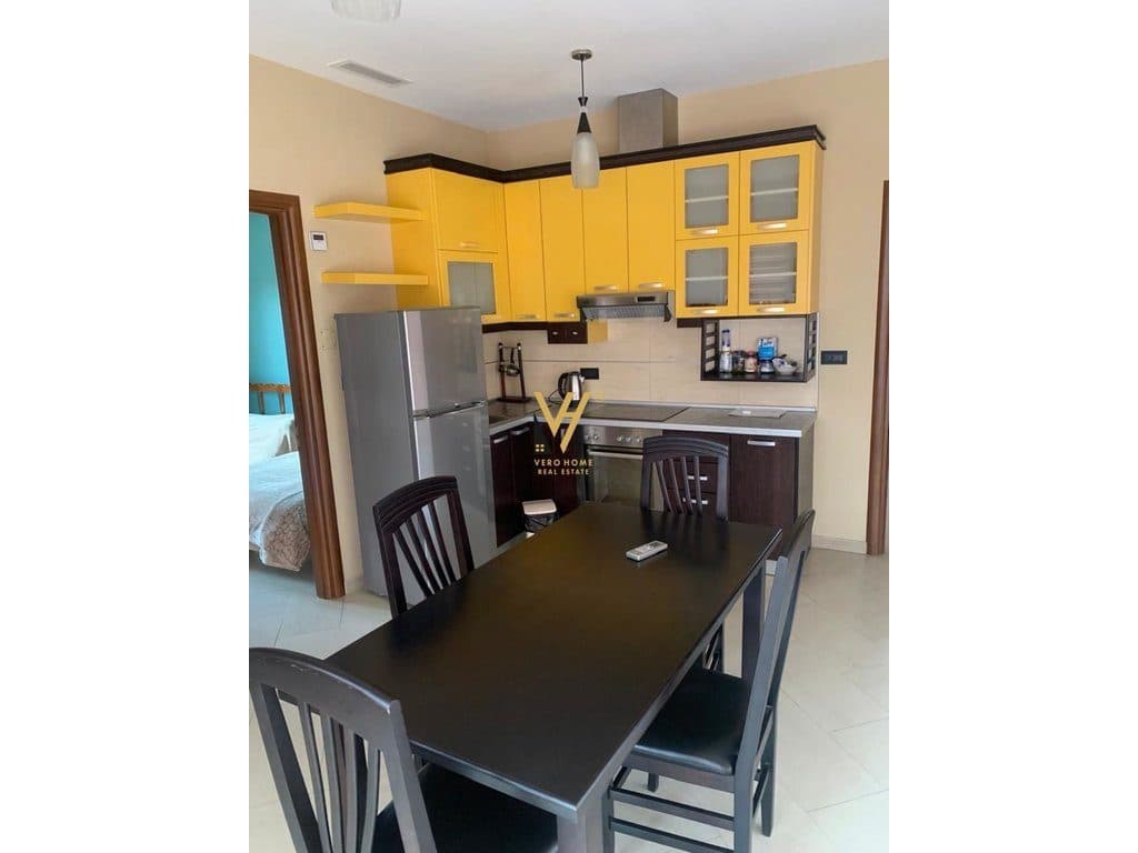 JEPET APARTAMENT 3+1+BLK ME QERA TE STACIONIT I TRENIT 50.000 LEKE 2