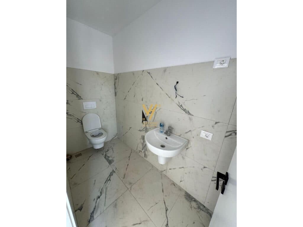 Shitet Dyqan ne Selite 29 m2 2