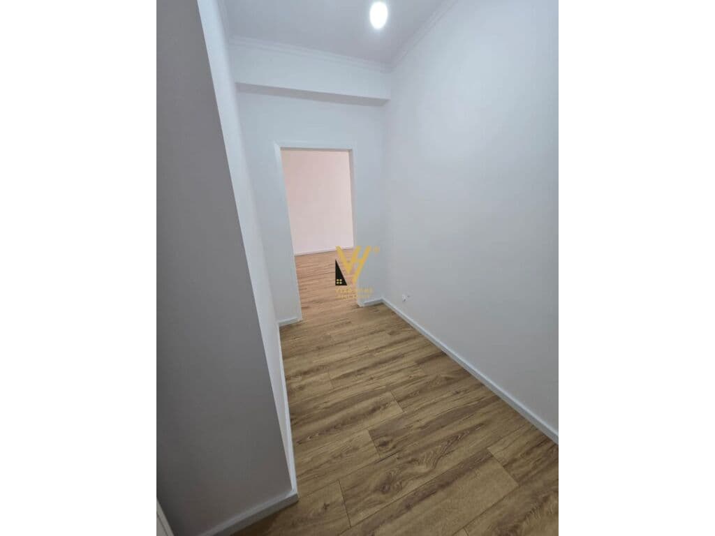 Shitet Garsoniere te Shkolla e Kuqe 45 m2 2
