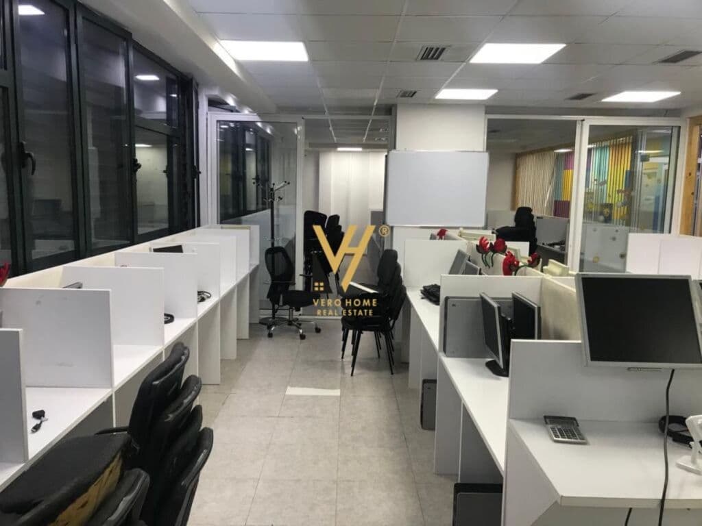 Jepet ambient biznesi me qera te Shallvaret 400 m2