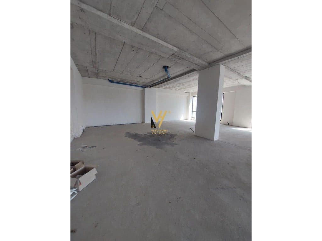 JEPET ZYRE 200 M2 ME QERA TE RRUGA E DIBRES 1.500 EURO