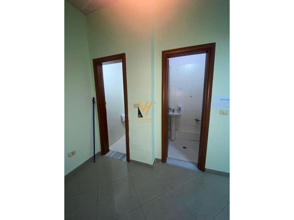 Shitet Ambient biznesi te Unaza e Re 195 m2 3