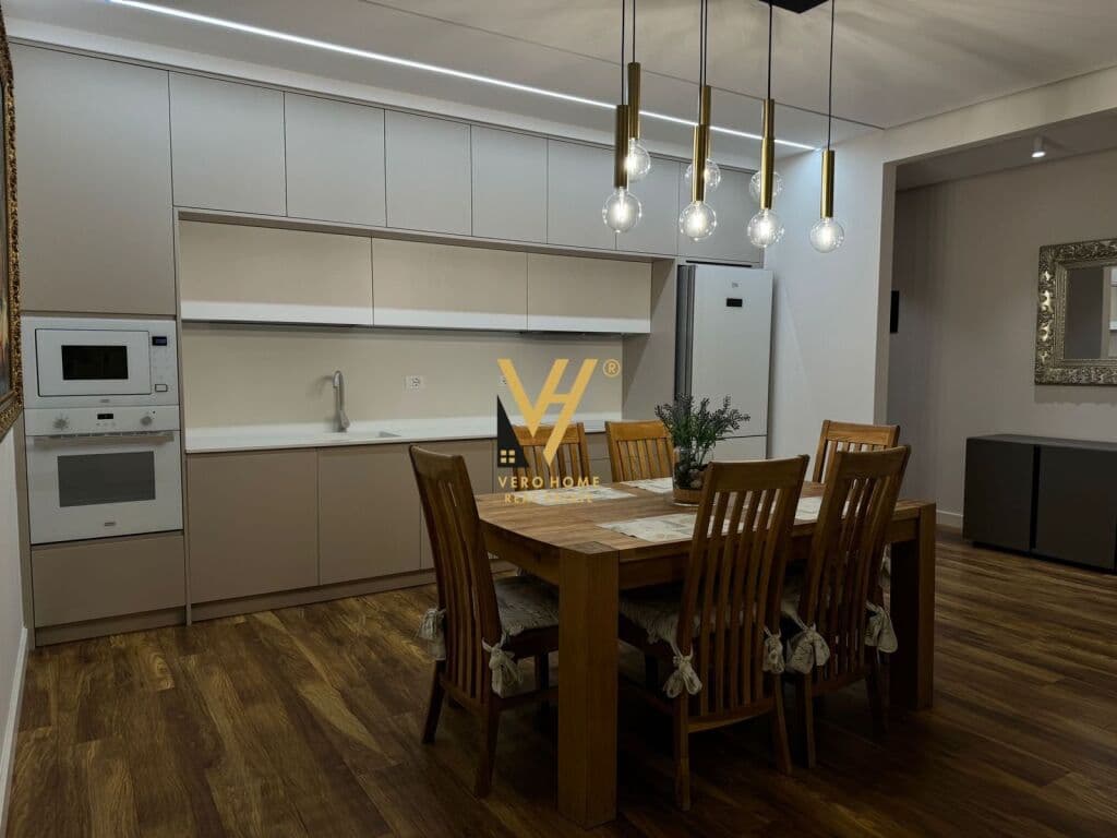 Jepet Apartament 2+1+2+ballkon me qera te Blloku 120 m2 2
