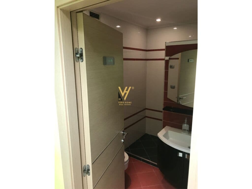 Shitet Apartament 3+1+2 te Ish Blloku 160 m2 3
