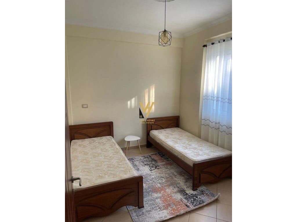 JEPET HYRJE 2+1 NJE VILE ME QERA NE ASTIR 45.000 LEKE 4
