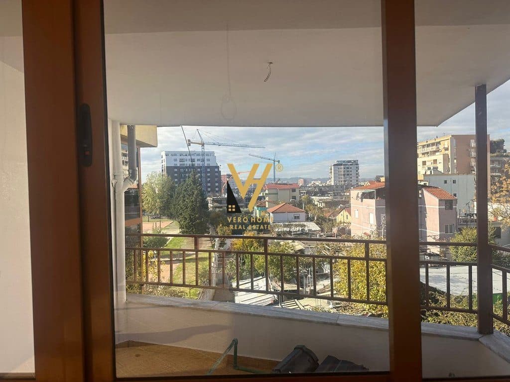 JEPET AMBIENT BIZNESI 300 M2 ME QIRA NE DON BOSKO 200.000 LEKE 4