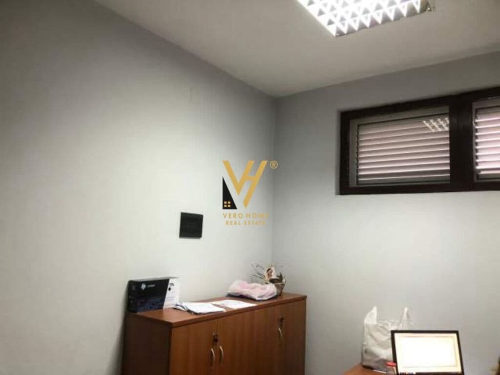 Jepet ambjent biznesi me qera te Oxhaku 110 m2 2