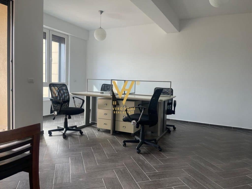 JEPET ZYRE 80 M2 ME QERA NE MYSLYM SHYR 800 EURO