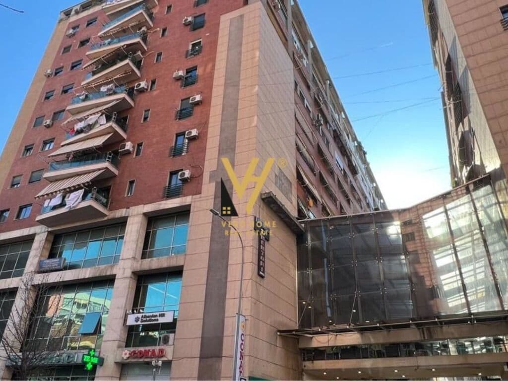 Jepet Zyre me qera te Galeria, Rruga e Barrikadave 40 m2