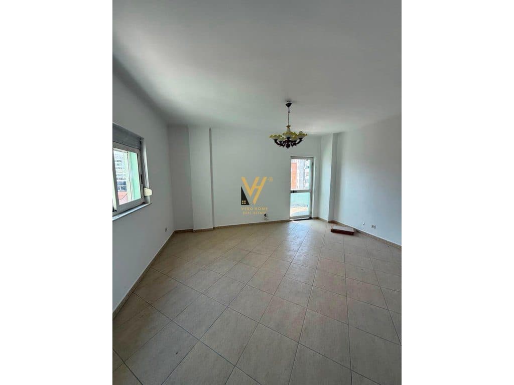 JEPET ZYRE 50 M2 ME QIRA TE KRISTAL CENTER 500 EURO