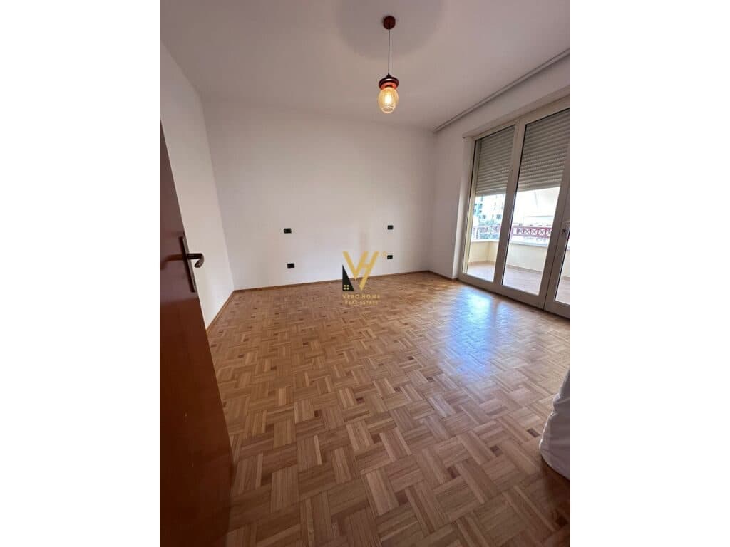 Shitet apartament 2+1+2 te Rruga e Elbasanit 116 m2