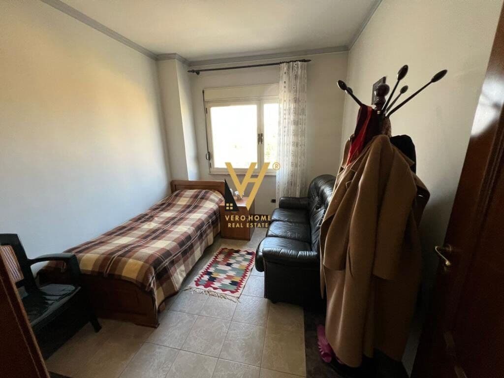 Shitet Apartament 3+1+2 te Stacioni i Trenit 140 m2 2