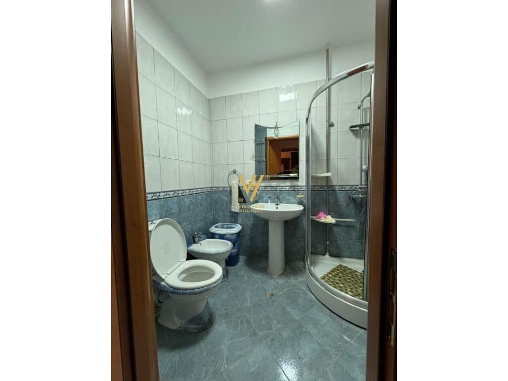 Shitet Apartament 2+1+2+ballkon te Mbikalimi i Kristalit , Komuna e Parisit 116 m2