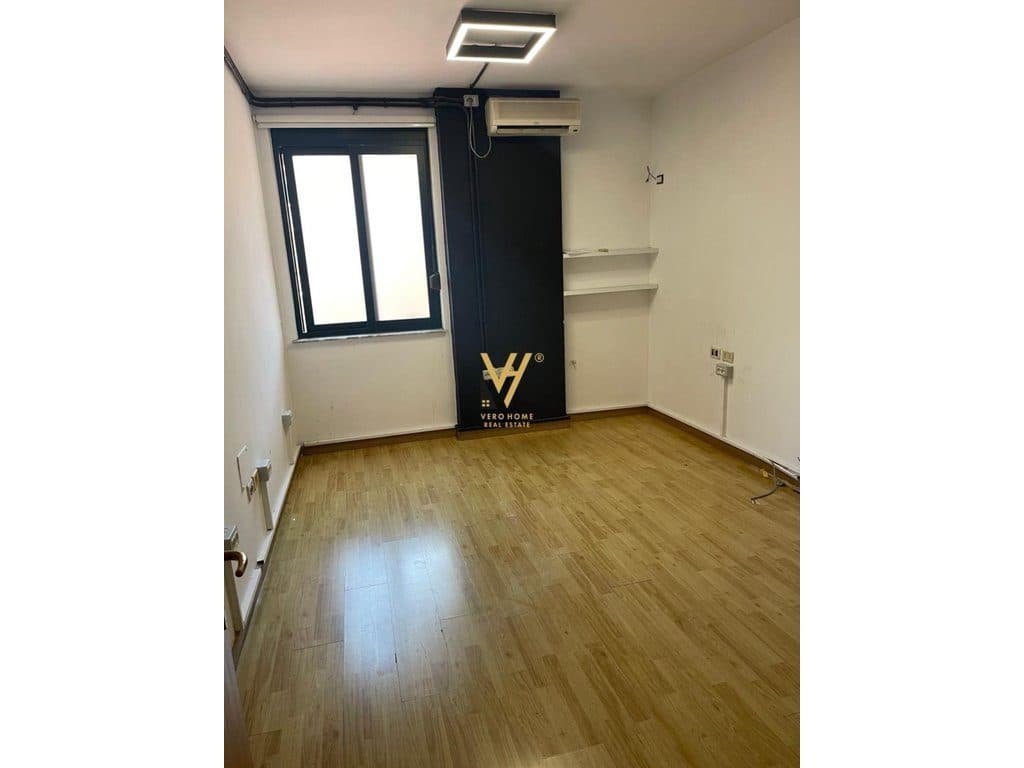 JEPET AMBIENT KOMERCIAL 220 M2 ME QERA NE MYSLYM SHYR 1.100 EURO