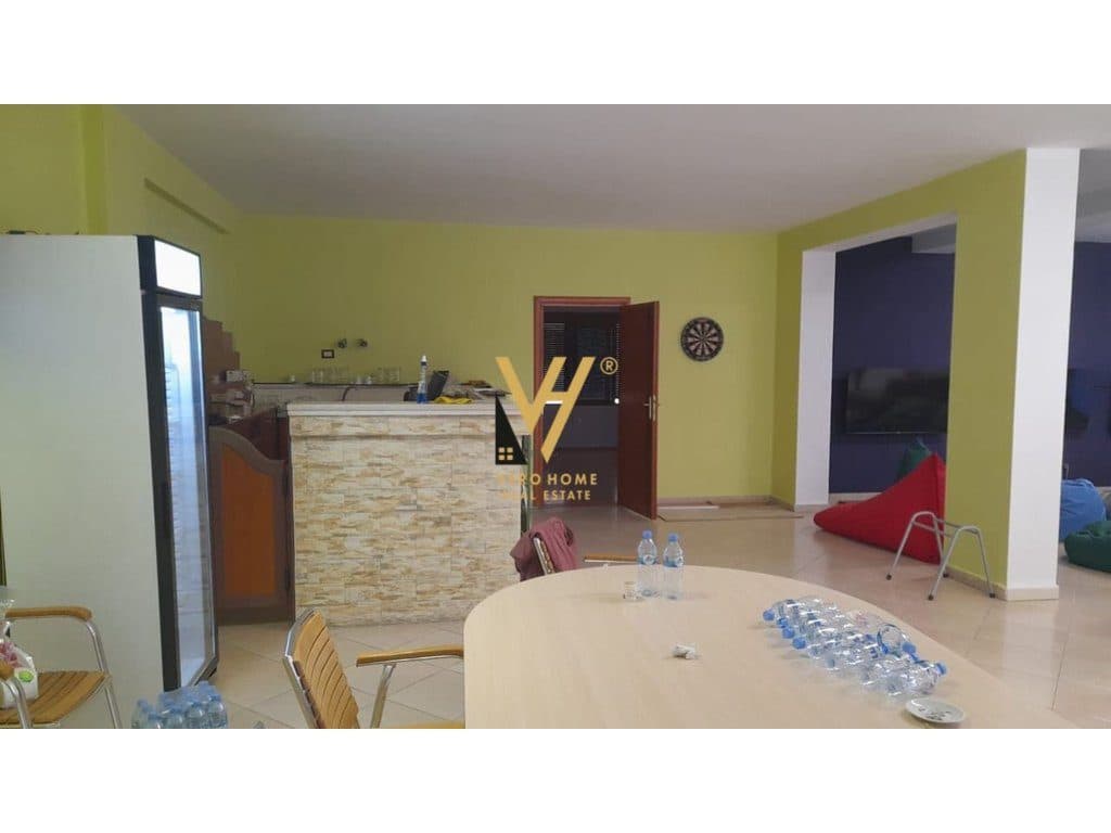 JEPET AMBIENT KOMERCIAL 200 M2 ME QERA TE KODRA E DIELLIT 1.400 EURO 3