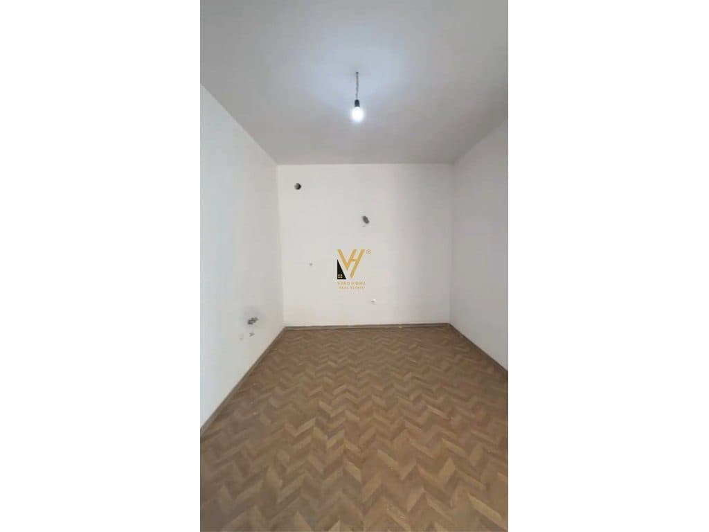JEPET ZYRE 95 M2 ME QIRA TE RRUGA BARDHYL 70.000 LEKE 3