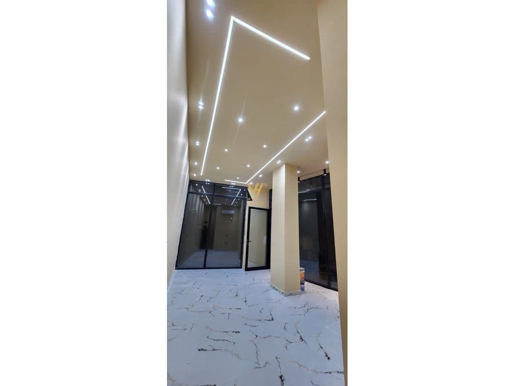 JEPET AMBIENT KOMERCIAL 180 M2 ME QIRA NE QENDER 290.000 LEKE
