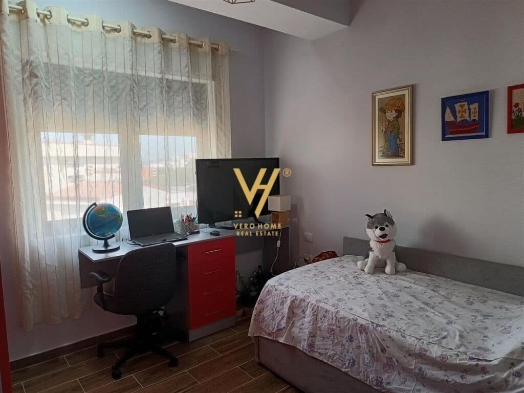 Shitet Apartament 2+1+2+ballkon te Kodra e Diellit 1 , 80 m2