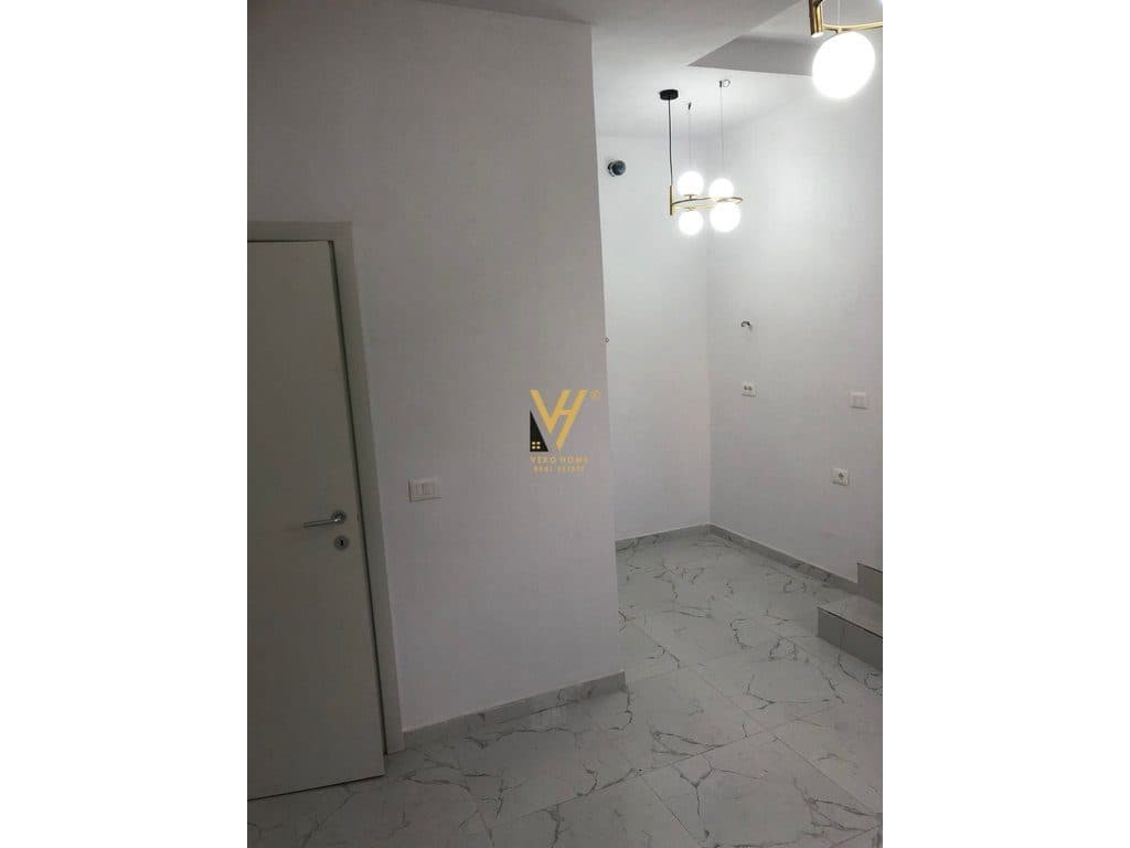 JEPET ZYRE 50 M2 ME QERA TE HOXHA TAHSIM 500 EURO 2