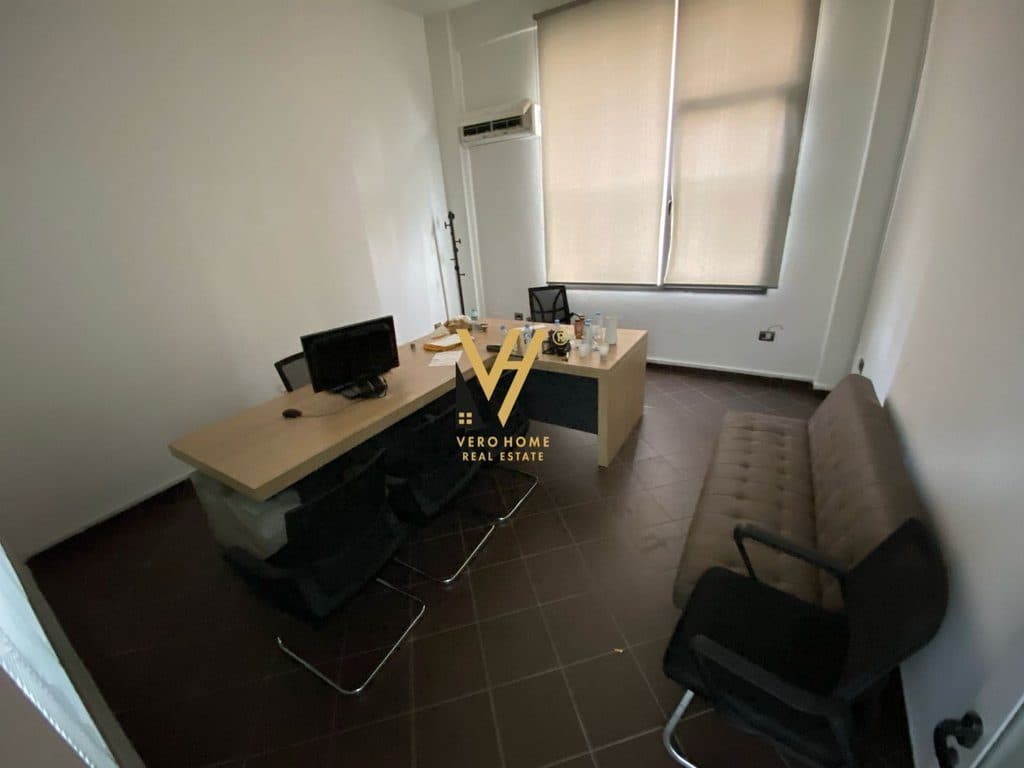 JEPET ZYRE 300 M2 ME QERA TE KOMUNA E PARISIT 2.850 EURO