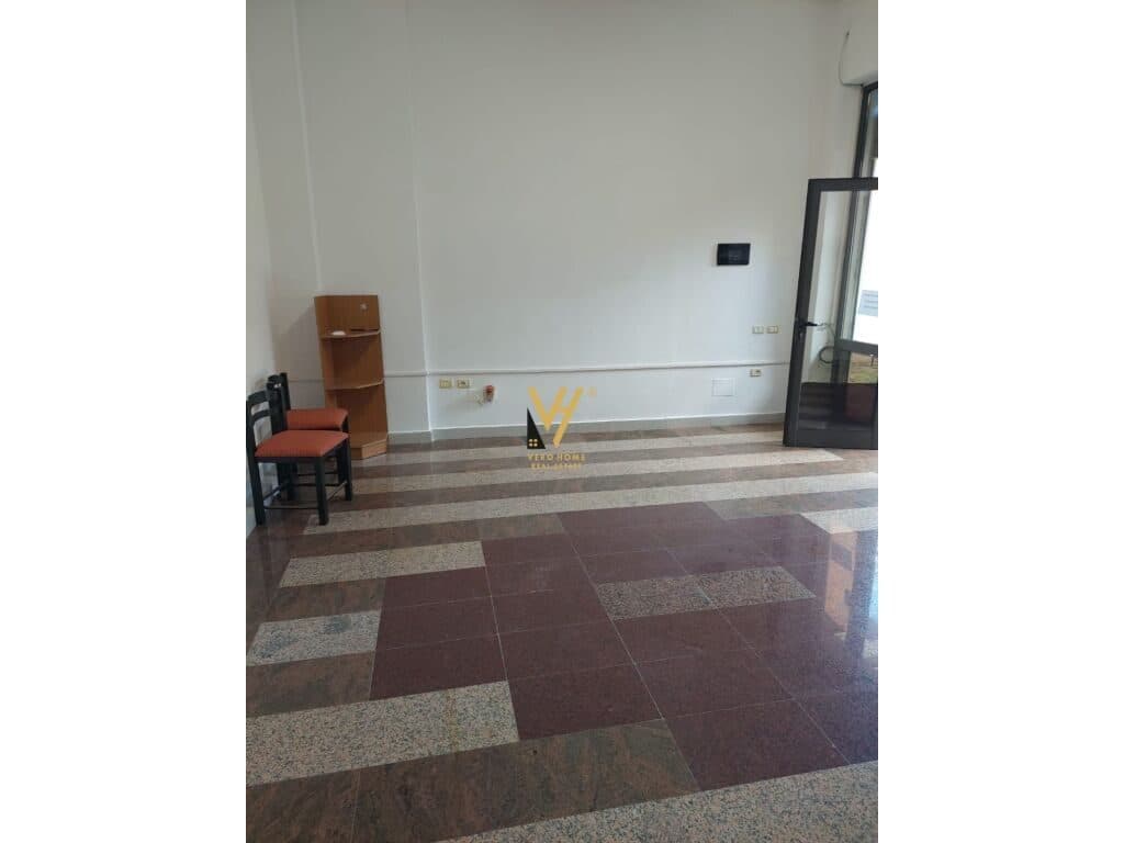 Jepet Dyqan me qera te Rruga Dervish Hekali 40 m2 4