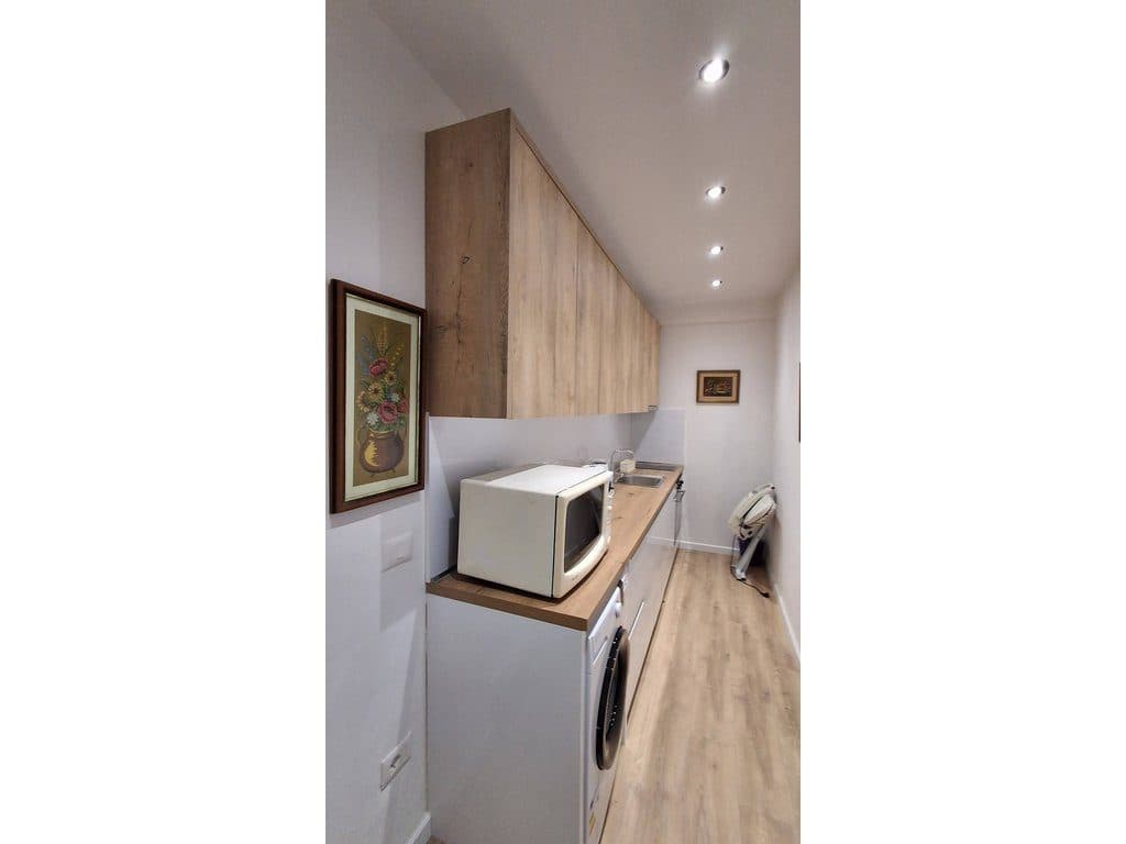JEPET APARTAMENT 1+1 ME QERA TE RRUGA E BARRIKADAVE 65.000 LEKE 2
