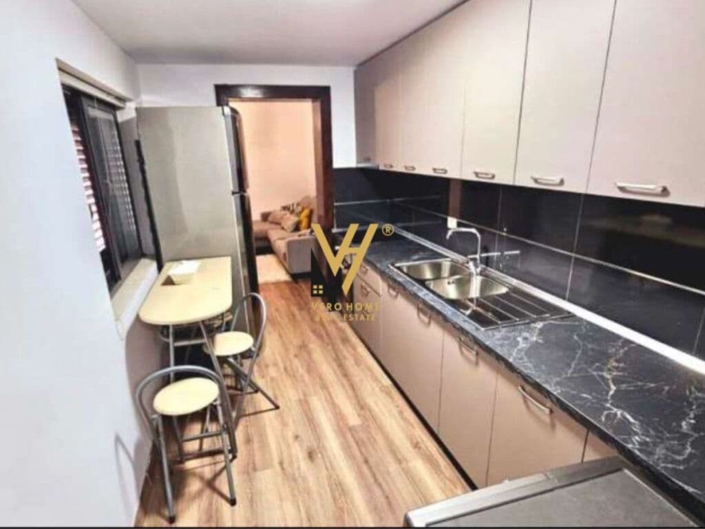 Jepet Apartament 2+1+ballkon me qera ne Qender 100 m2 2